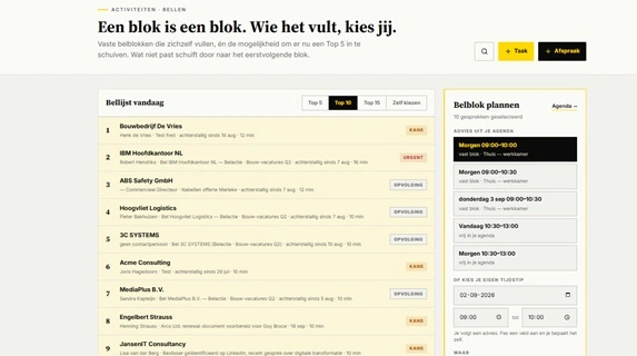 Het scherm Bellen in DealDrive: een genummerde bellijst met bedrijven, contactpersonen en een label als kans of opvolging, en rechts een paneel om het belblok in de agenda te plannen.
