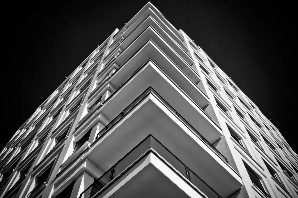 De glazen gevel van een modern kantoorgebouw, gezien vanaf de straat.